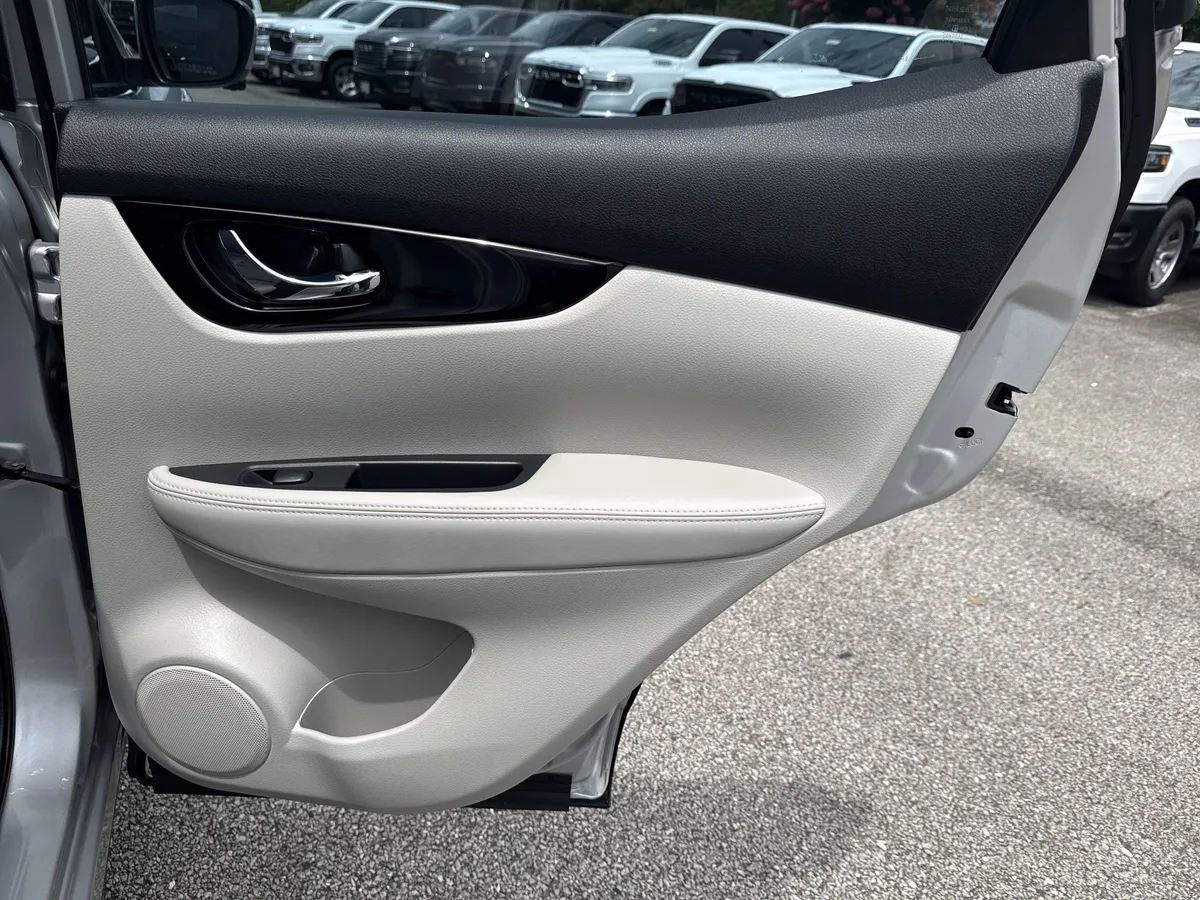 2021 Nissan Rogue Sport SL thumbnail 16