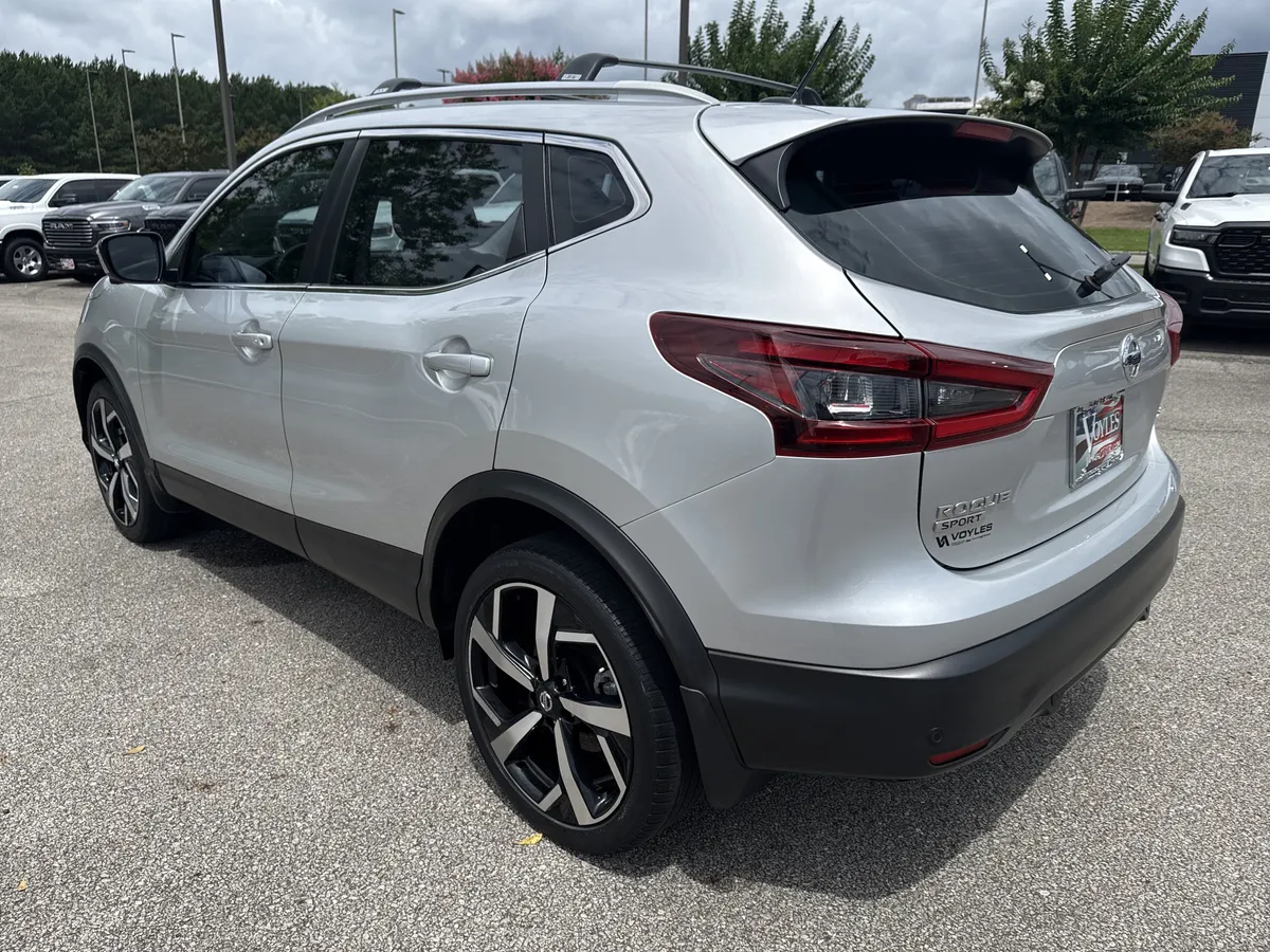 2021 Nissan Rogue Sport SL thumbnail 5