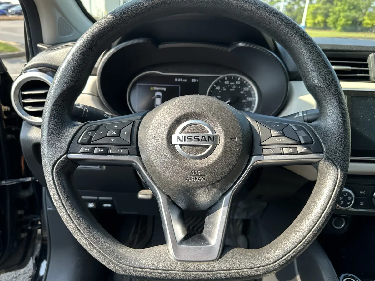 2021 Nissan Versa SV CVT thumbnail 5
