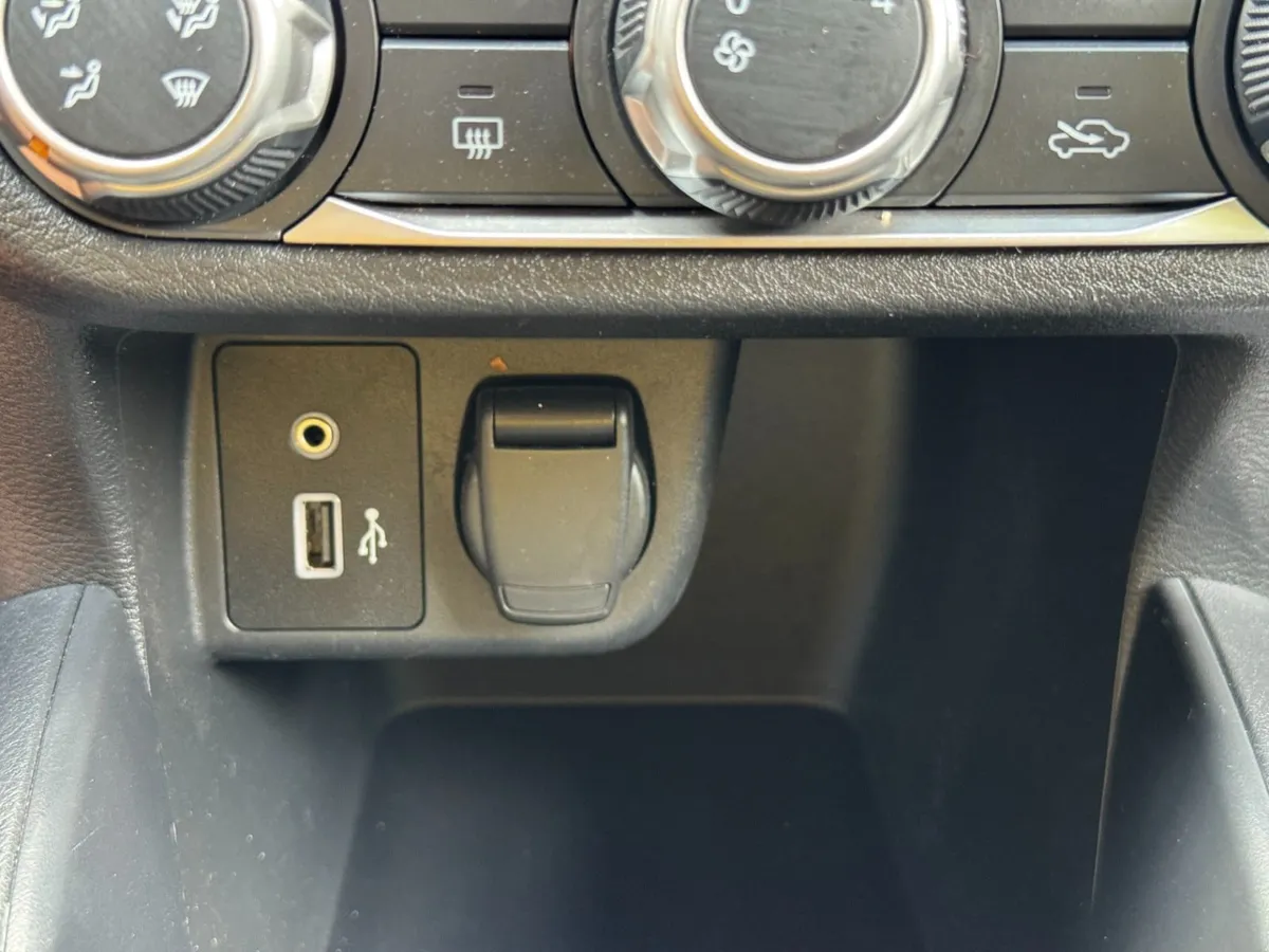 2021 Nissan Versa SV thumbnail 24