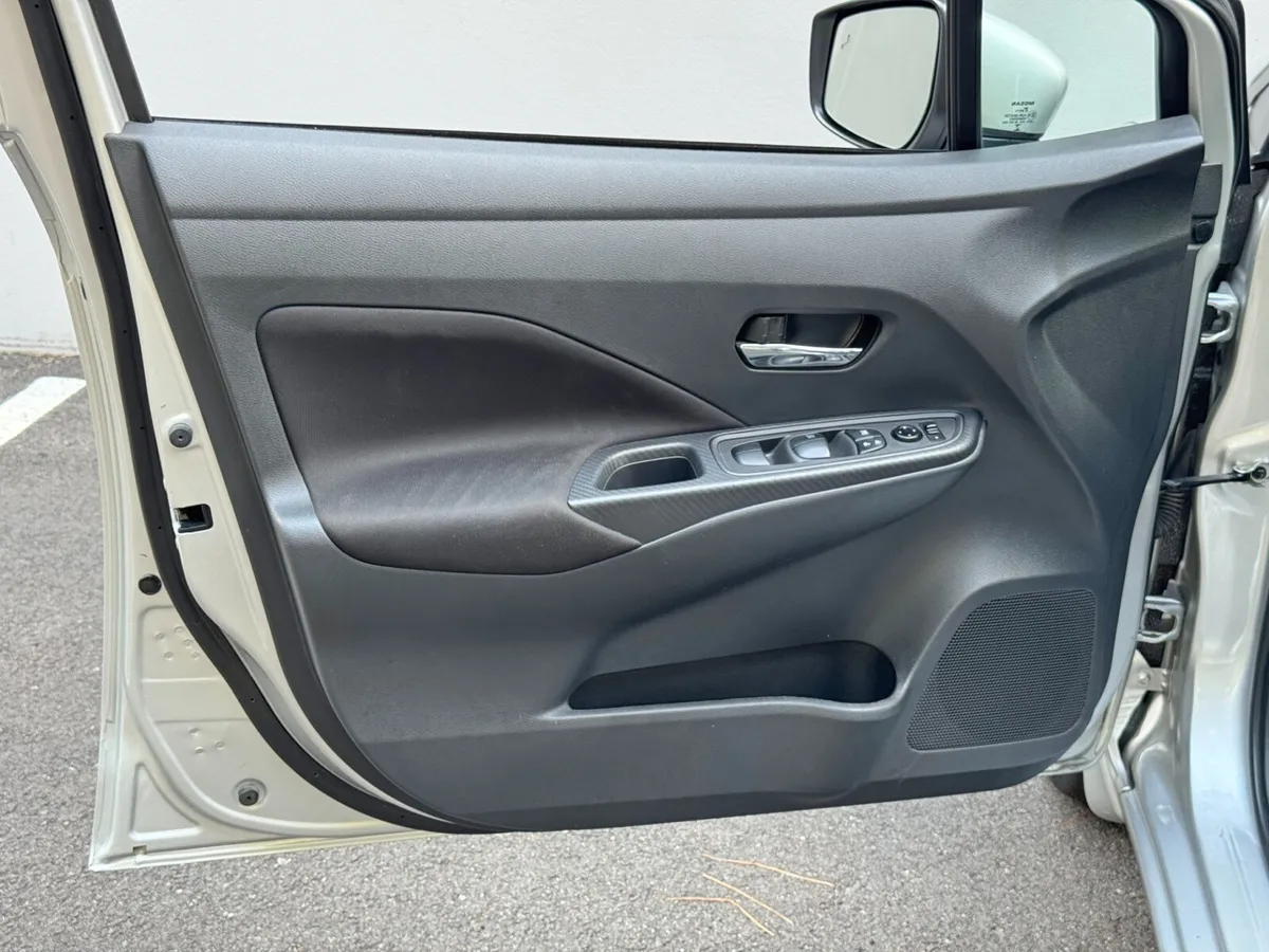 2021 Nissan Versa SV thumbnail 34