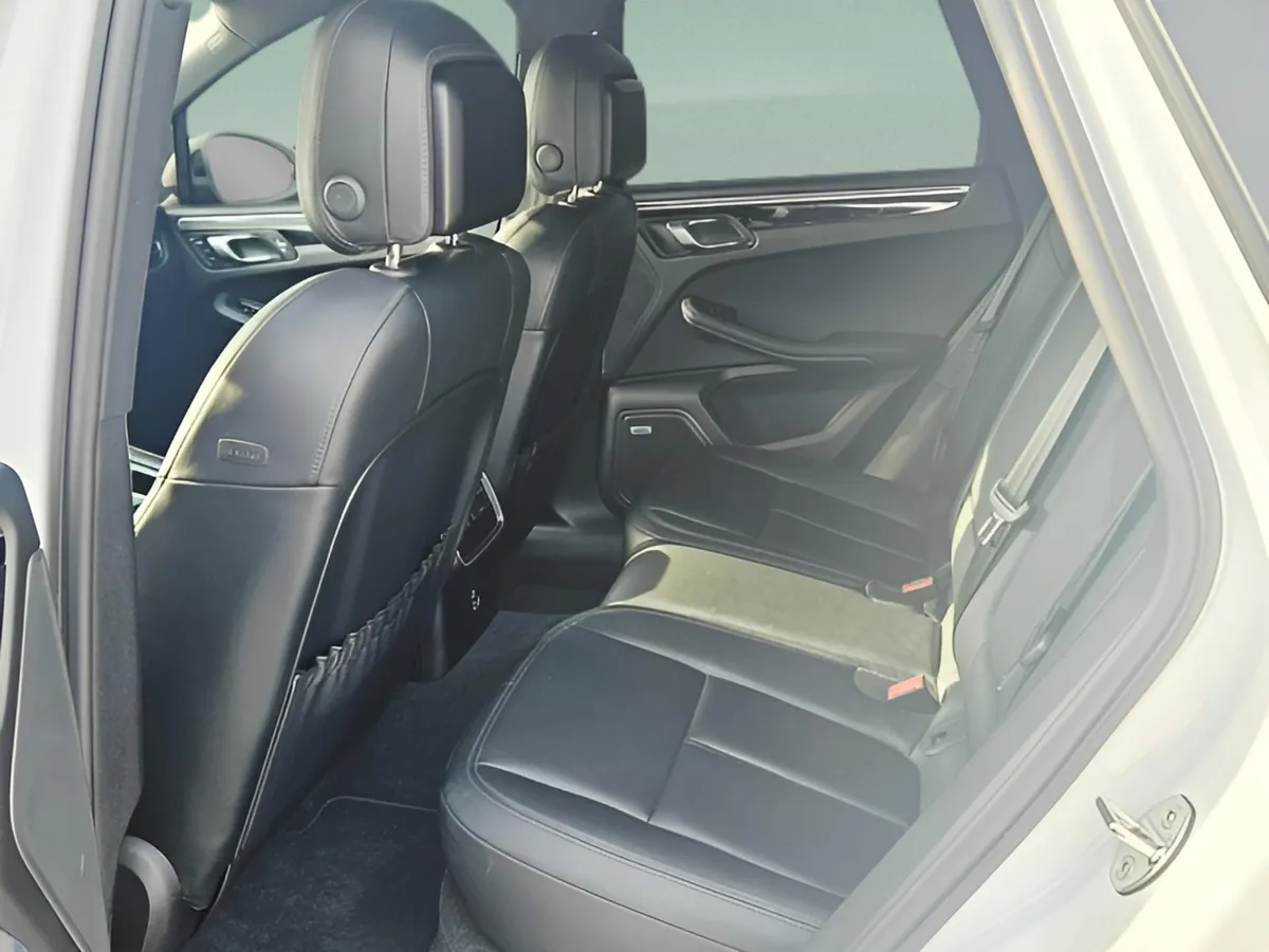 2021 Porsche Macan Base thumbnail 11
