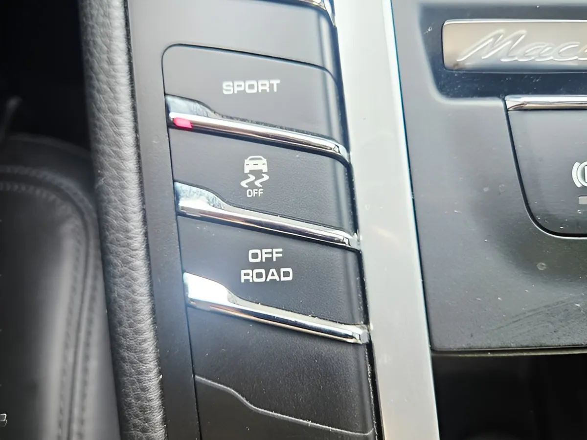 2021 Porsche Macan Base thumbnail 21