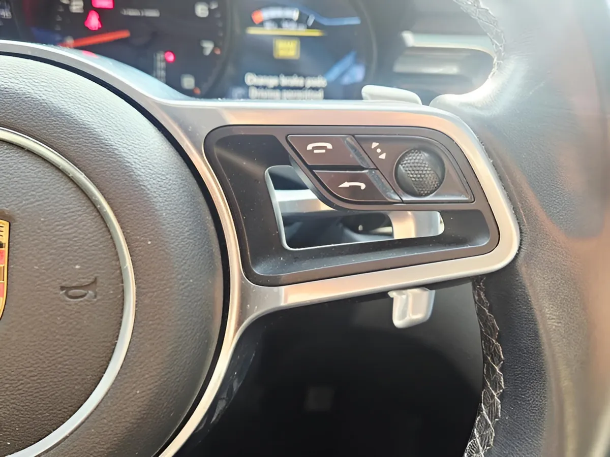 2021 Porsche Macan Base thumbnail 24