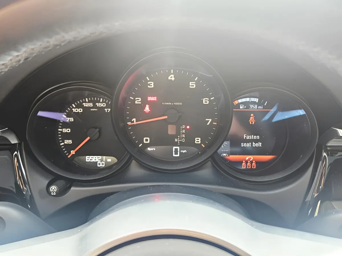 2021 Porsche Macan Base thumbnail 25