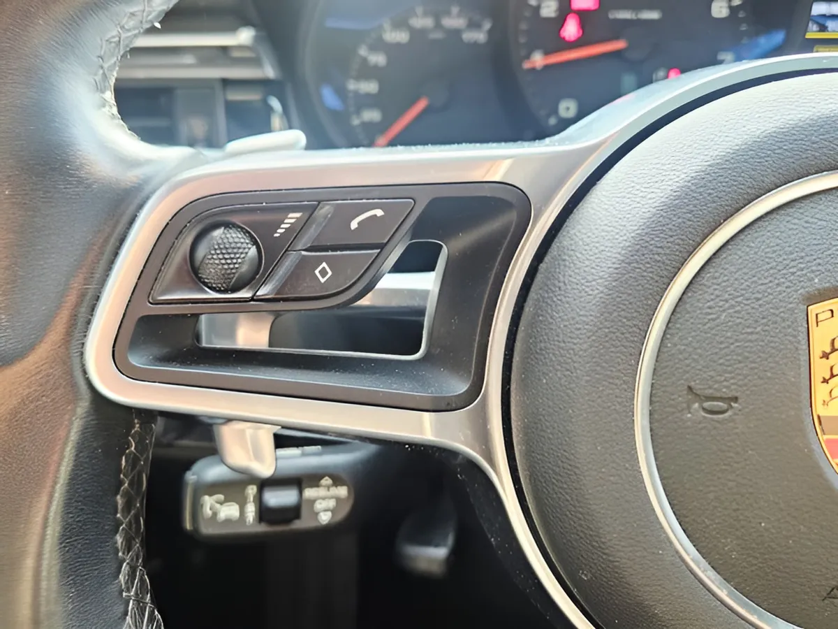 2021 Porsche Macan Base thumbnail 26