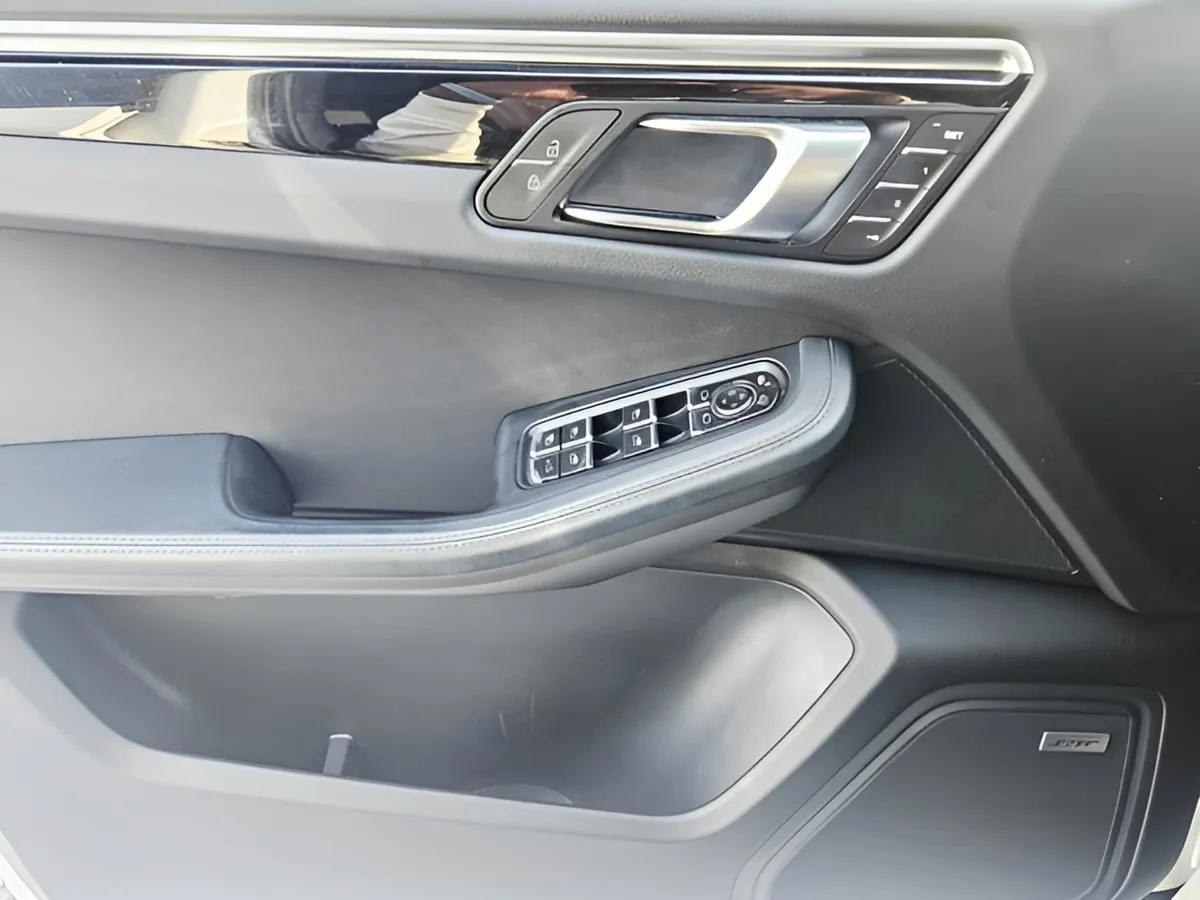 2021 Porsche Macan Base thumbnail 27