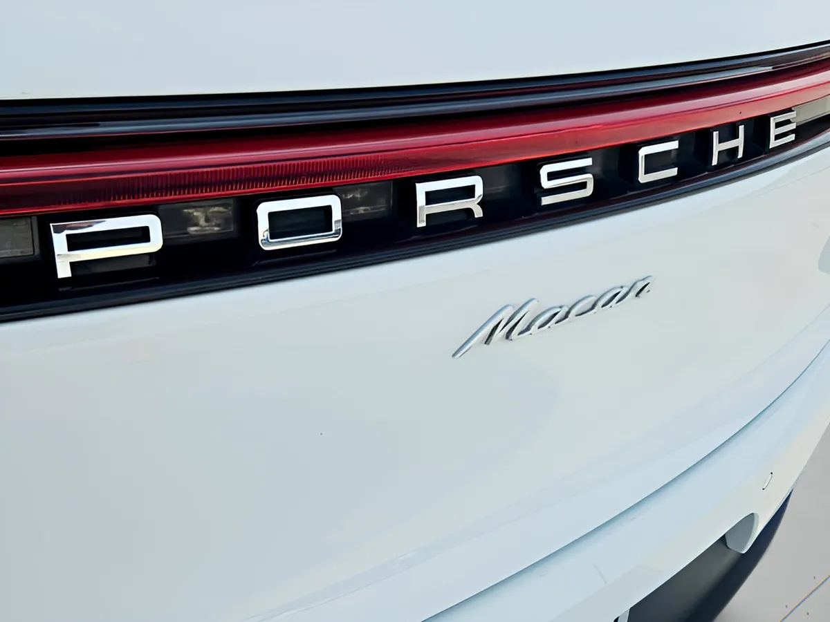 2021 Porsche Macan Base thumbnail 31