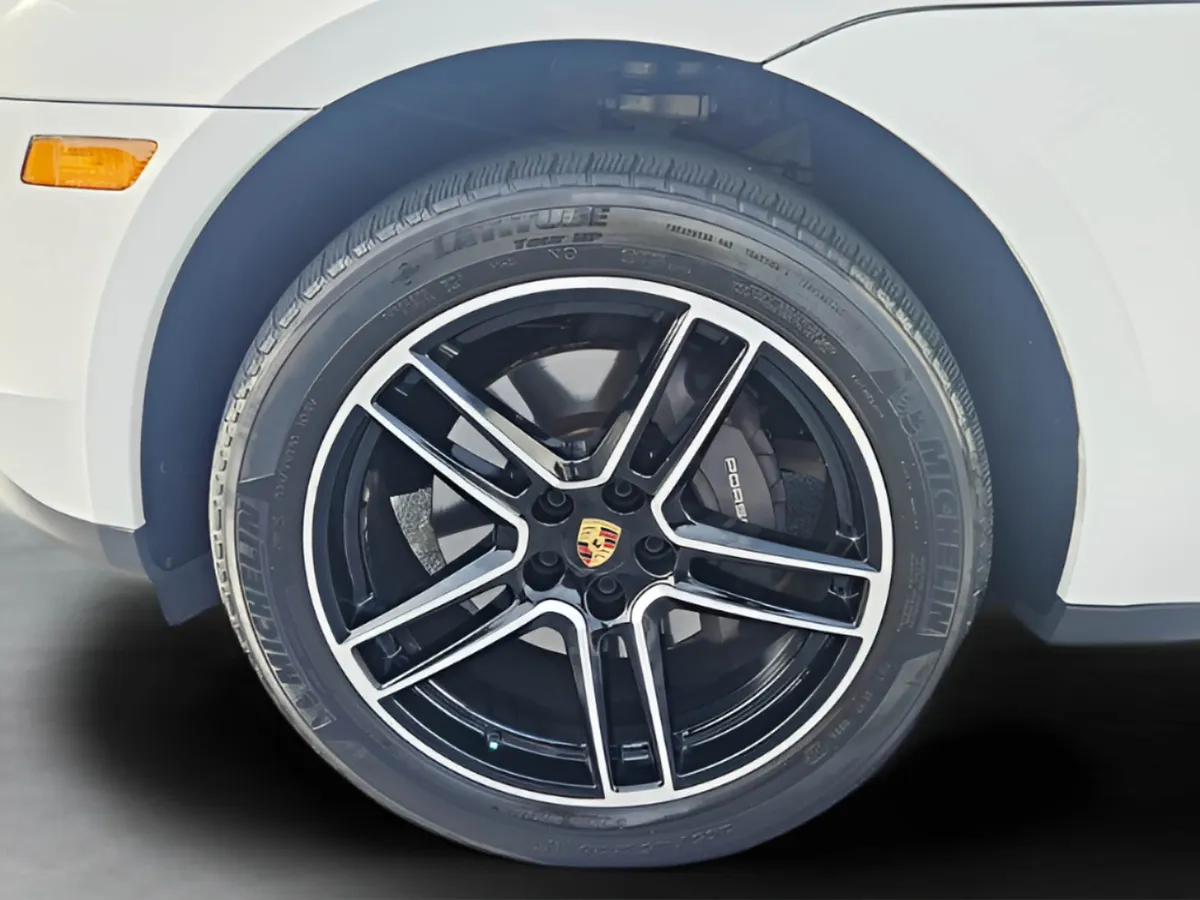 2021 Porsche Macan Base thumbnail 32