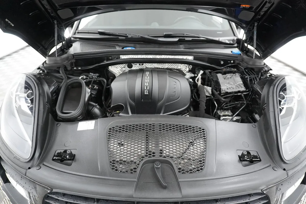 2021 Porsche Macan thumbnail 12