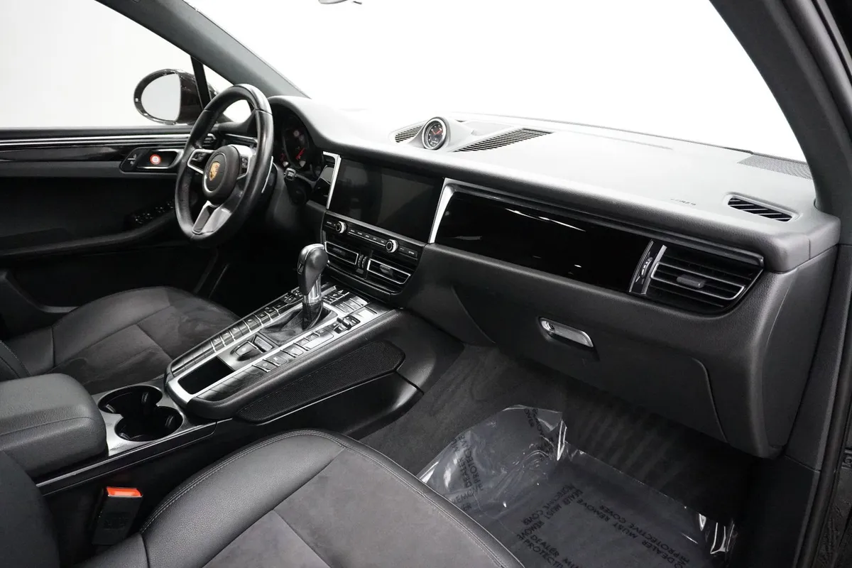 2021 Porsche Macan thumbnail 17