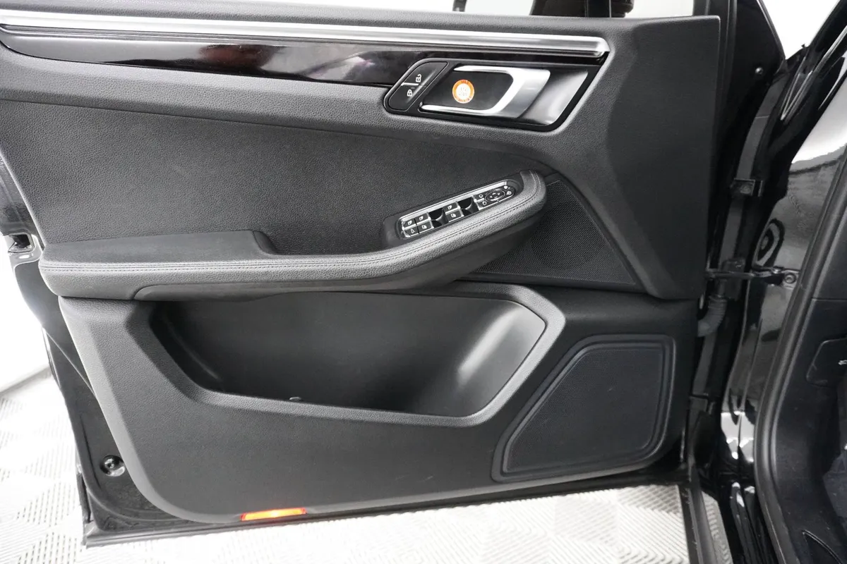 2021 Porsche Macan thumbnail 27