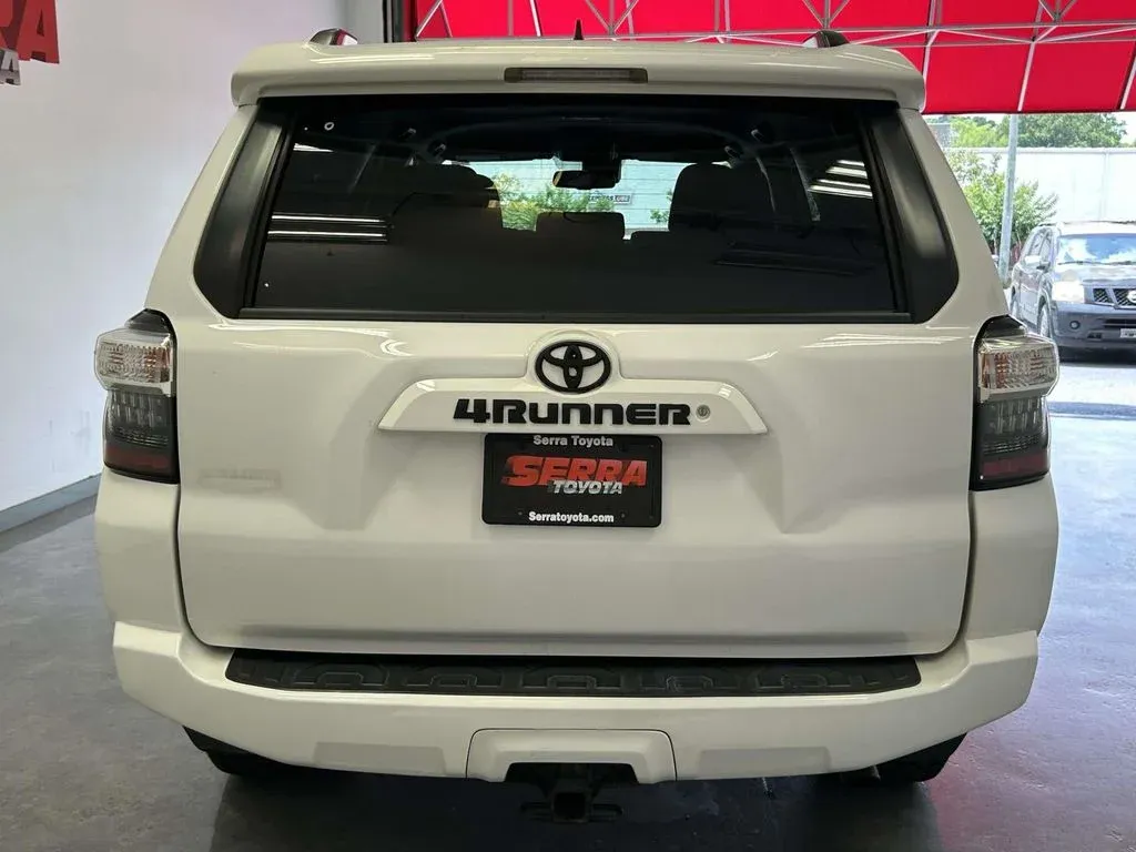 2021 Toyota 4Runner SR5 thumbnail 4