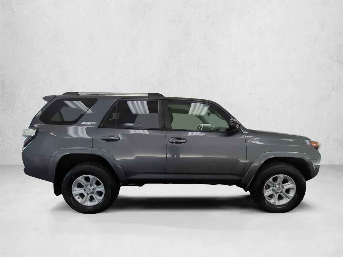 2021 Toyota 4Runner SR5 thumbnail 4