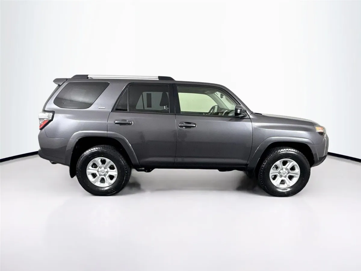 2021 Toyota 4Runner SR5 thumbnail 9