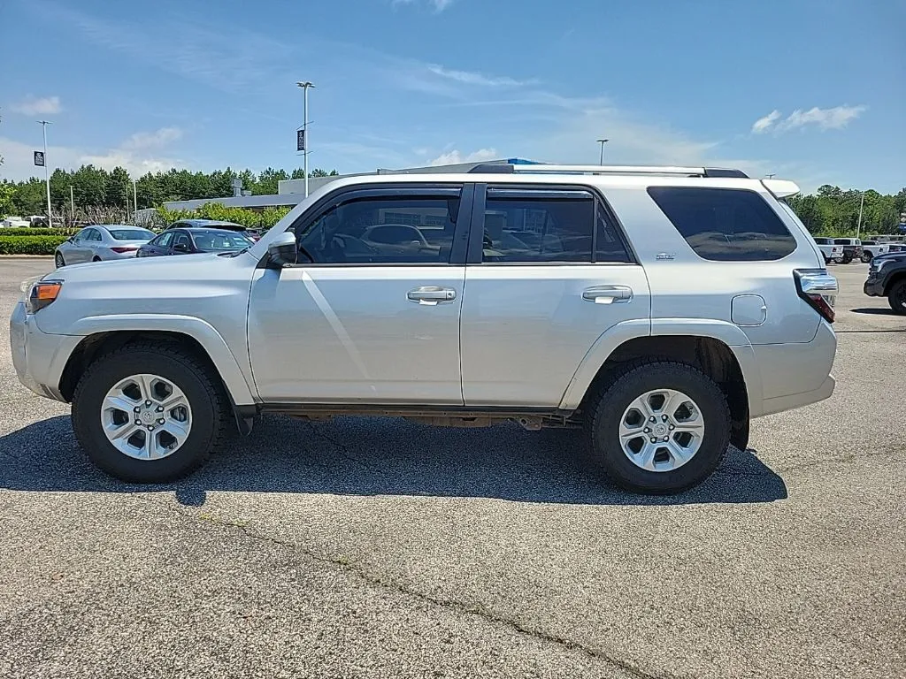 2021 Toyota 4Runner SR5 thumbnail 4