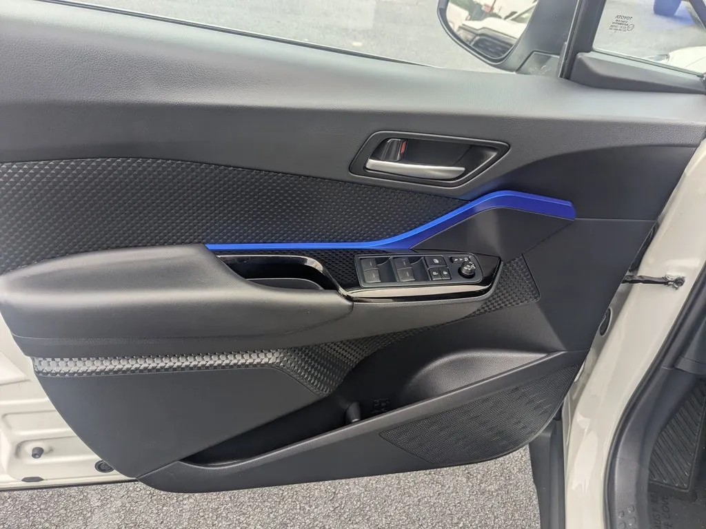 2021 Toyota C-HR LE thumbnail 11