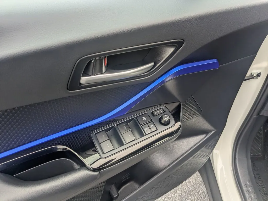 2021 Toyota C-HR LE thumbnail 12