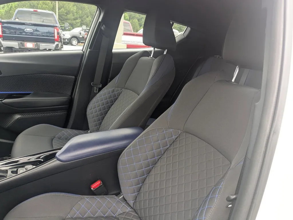 2021 Toyota C-HR LE thumbnail 14