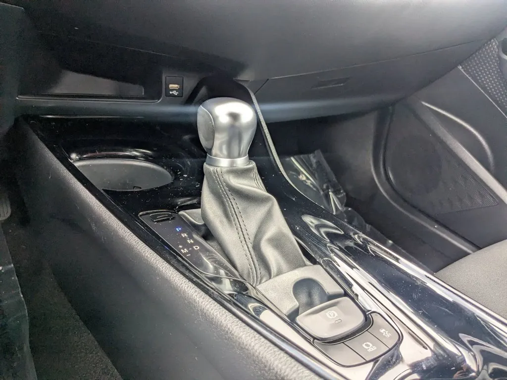 2021 Toyota C-HR LE thumbnail 18