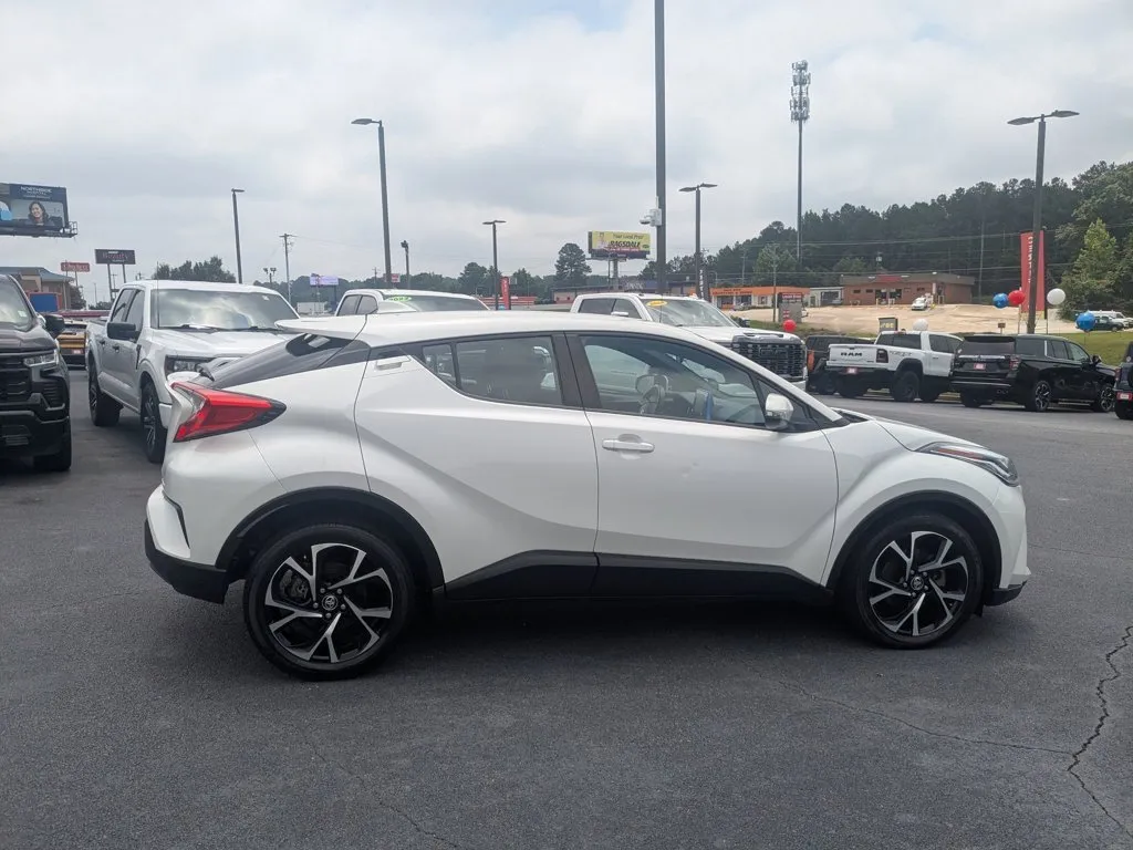 2021 Toyota C-HR LE thumbnail 4