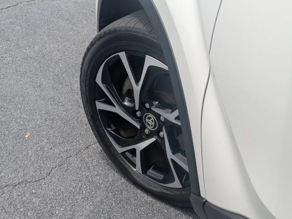 2021 Toyota C-HR LE thumbnail 9