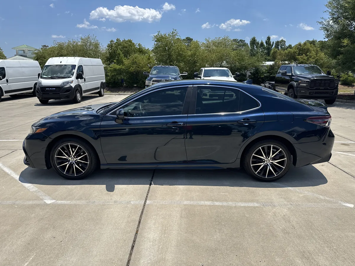2021 Toyota Camry SE thumbnail 2