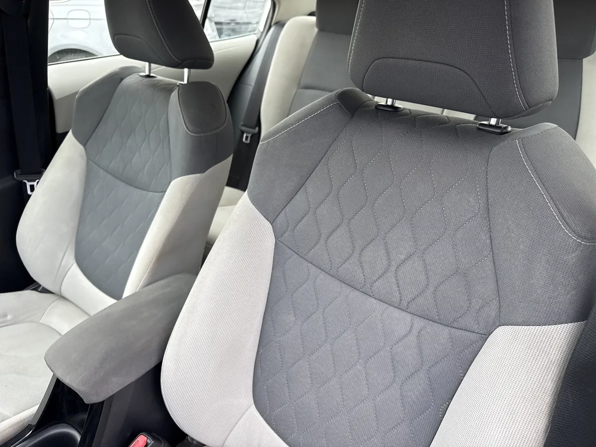 2021 Toyota Corolla LE thumbnail 13