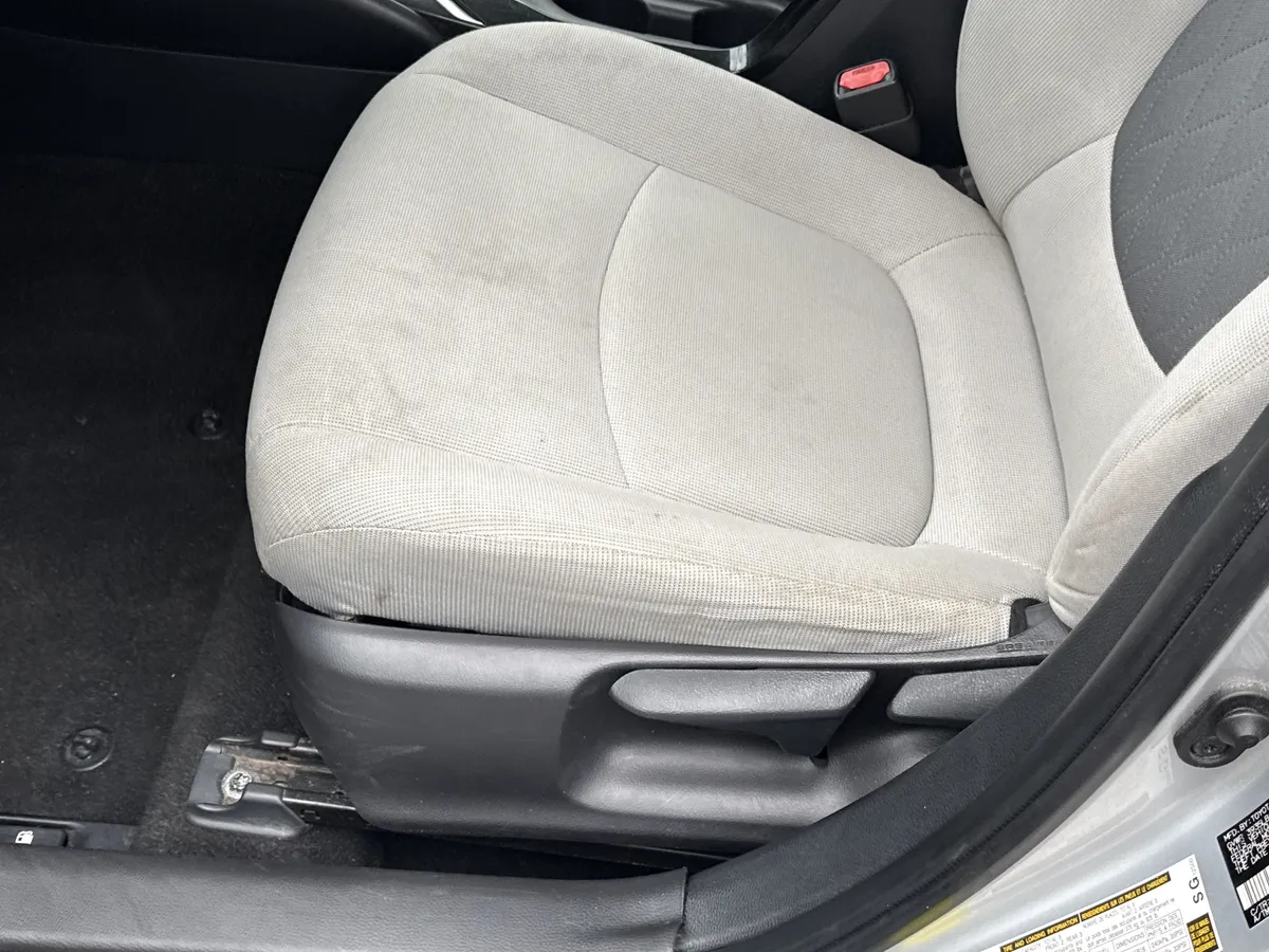 2021 Toyota Corolla LE thumbnail 14
