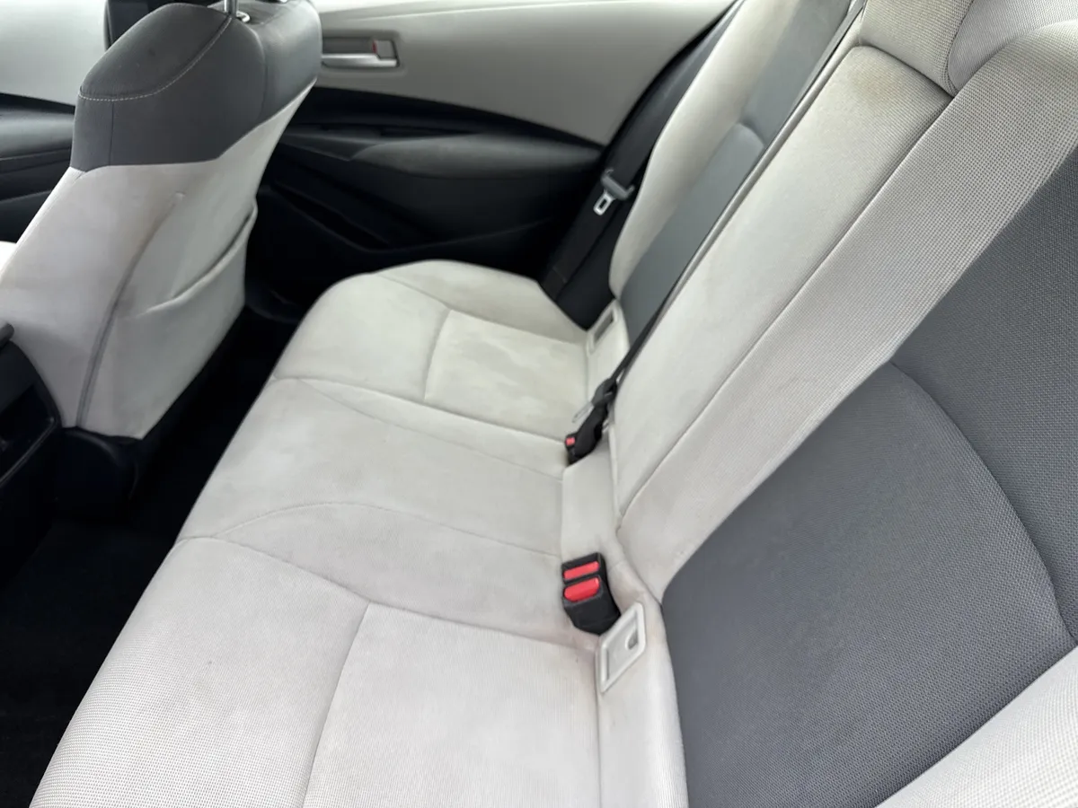 2021 Toyota Corolla LE thumbnail 16