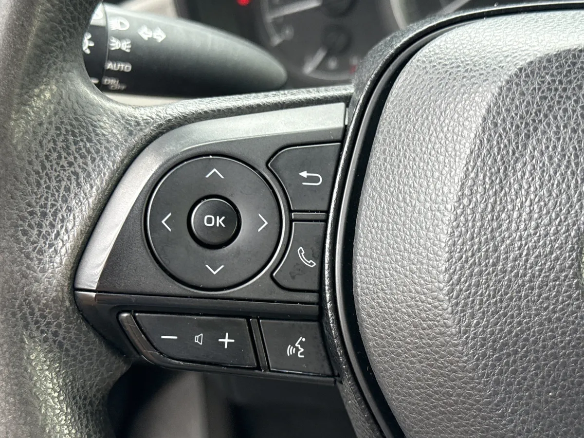 2021 Toyota Corolla LE thumbnail 19