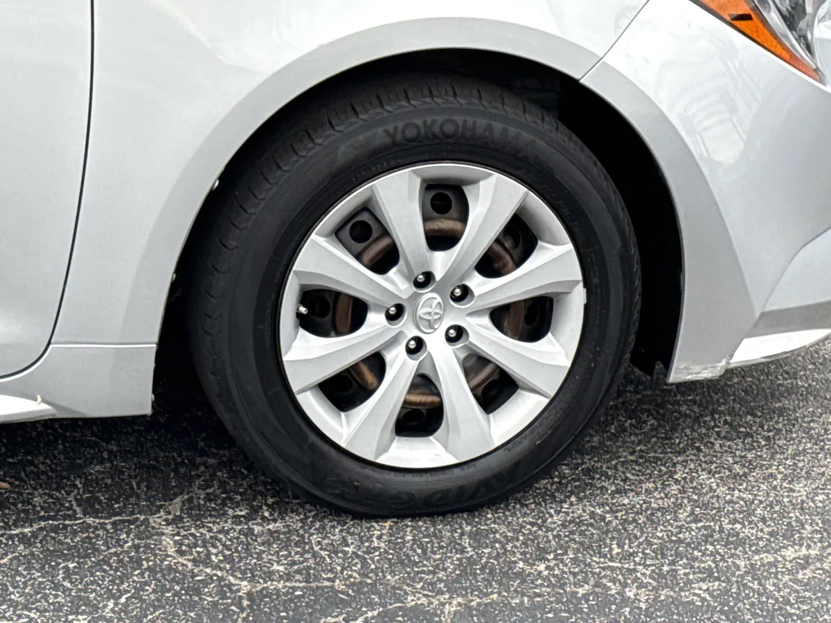 2021 Toyota Corolla LE thumbnail 5