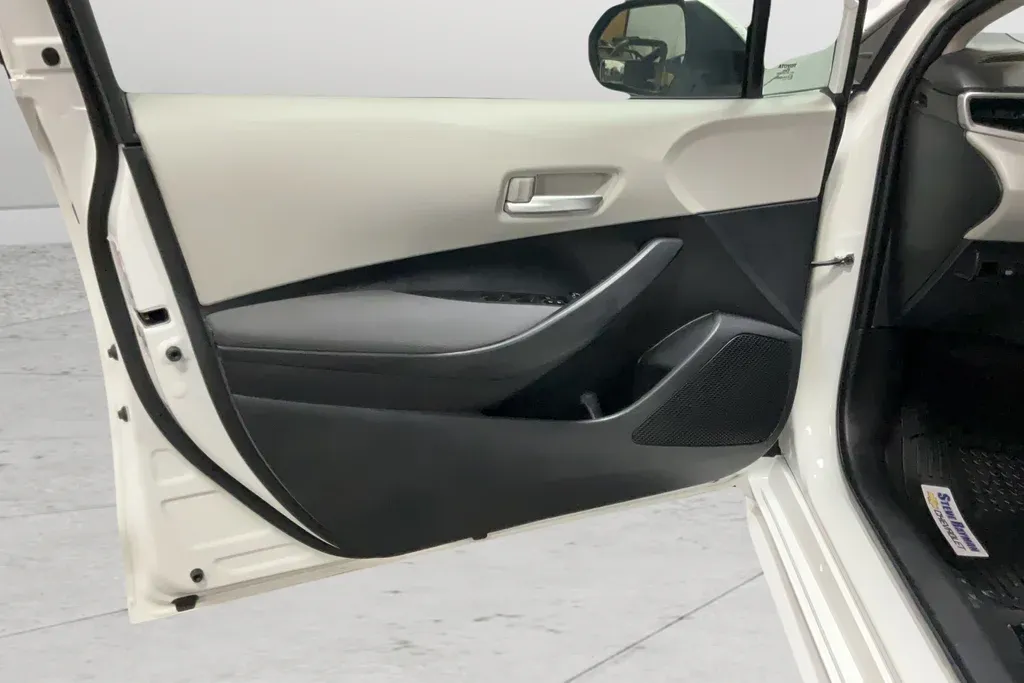 2021 Toyota Corolla LE thumbnail 11