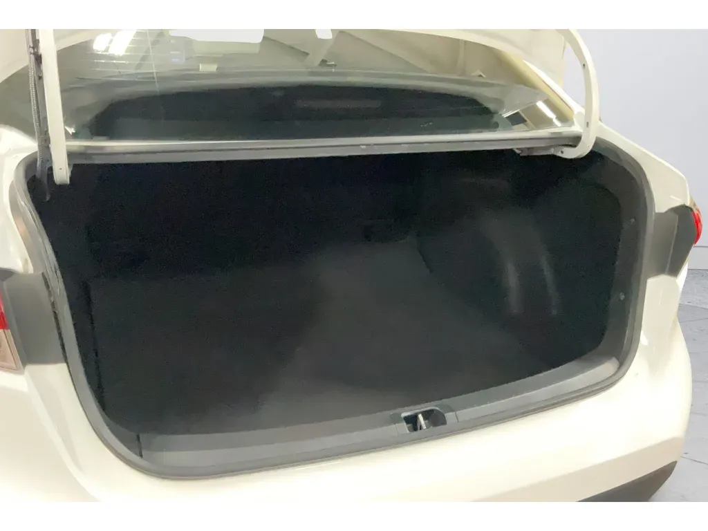 2021 Toyota Corolla LE thumbnail 19