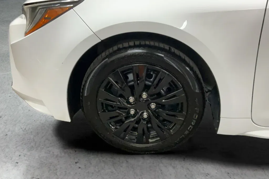 2021 Toyota Corolla LE thumbnail 24