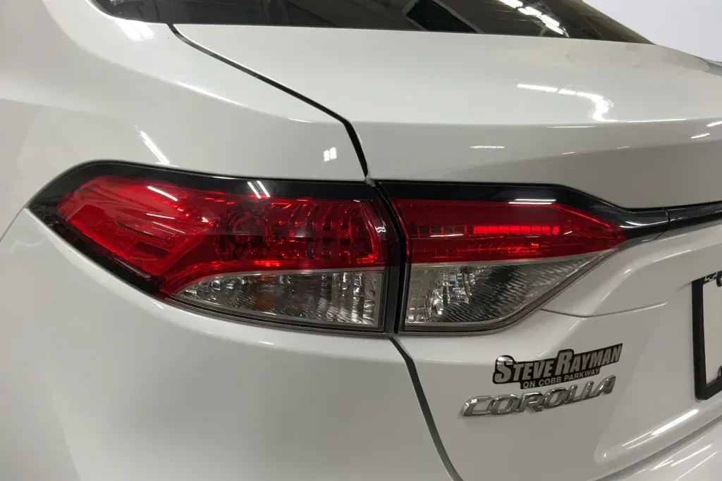 2021 Toyota Corolla LE thumbnail 27