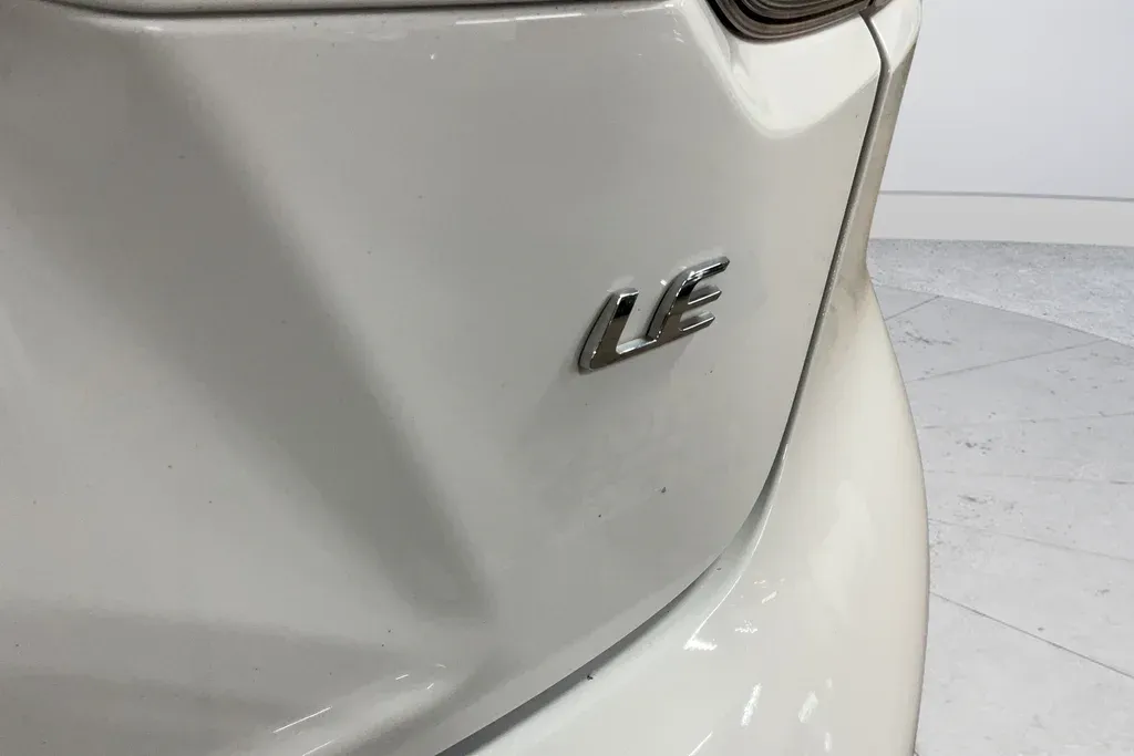 2021 Toyota Corolla LE thumbnail 29