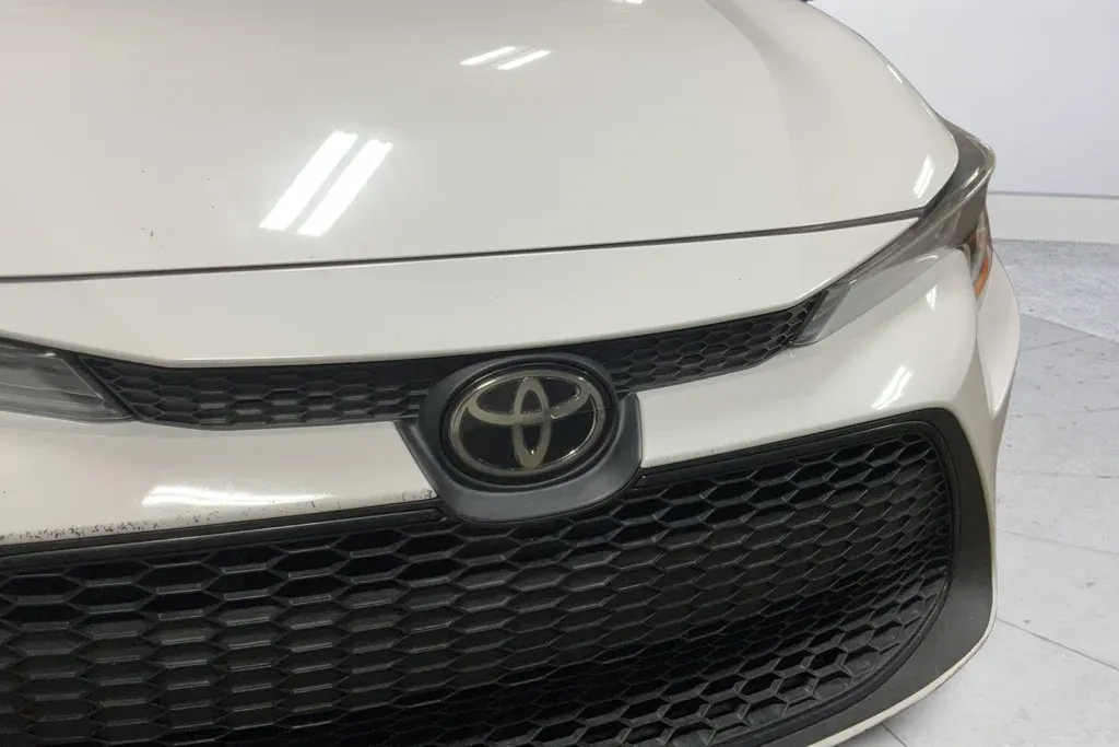 2021 Toyota Corolla LE thumbnail 31