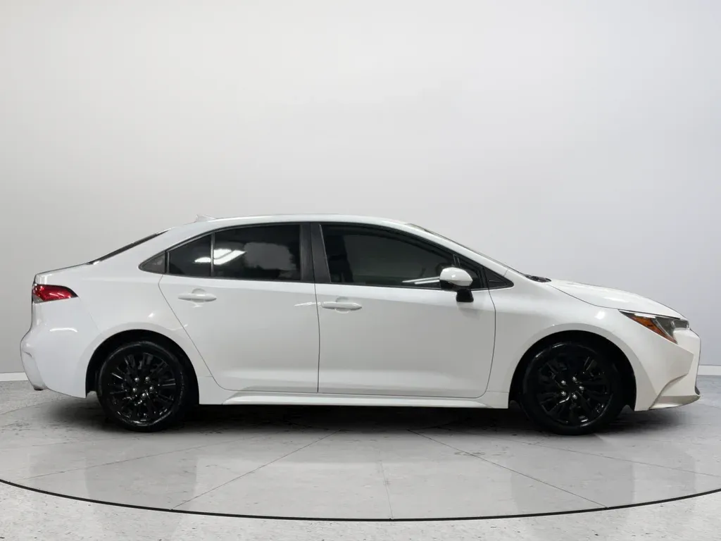 2021 Toyota Corolla LE thumbnail 6
