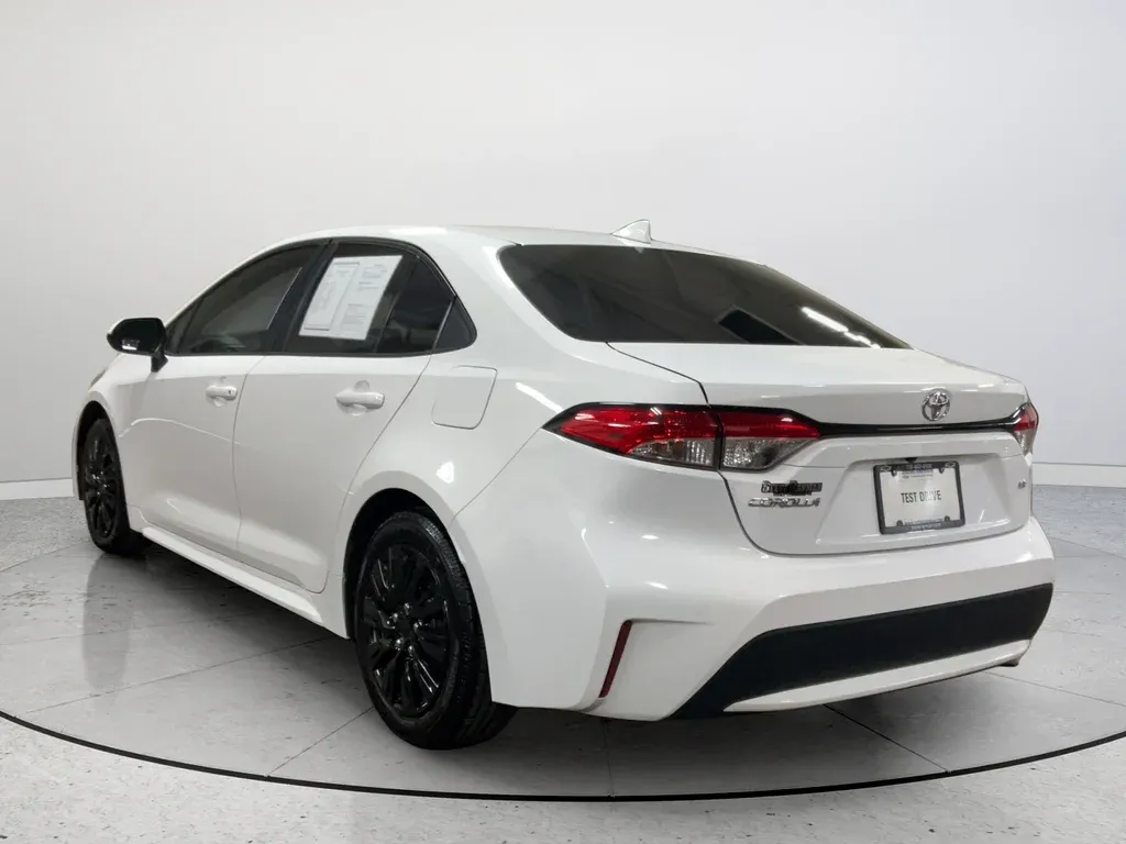 2021 Toyota Corolla LE thumbnail 9