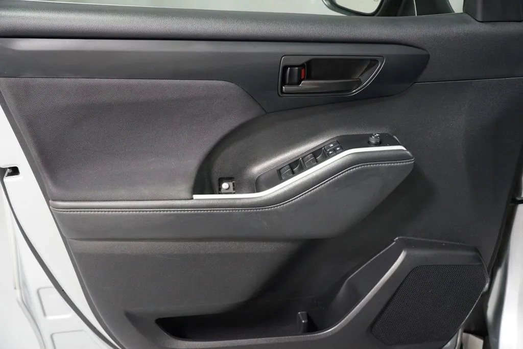 2021 Toyota Highlander L thumbnail 27