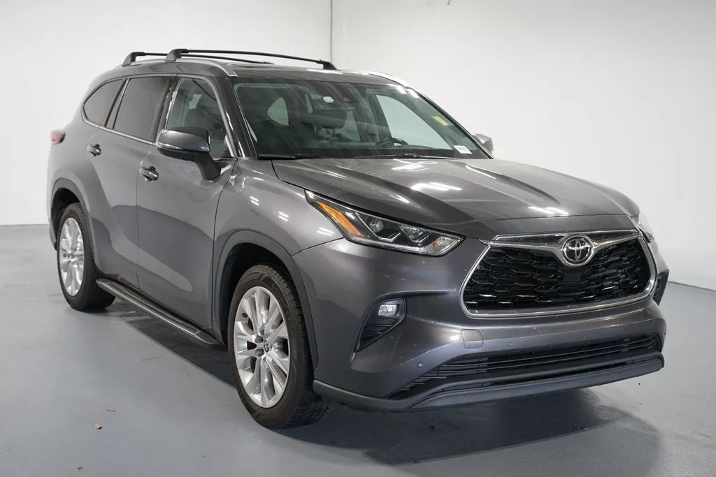 2021 Toyota Highlander Limited thumbnail 3