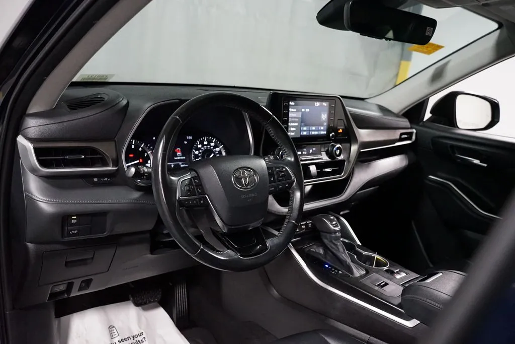 2021 Toyota Highlander XLE thumbnail 11