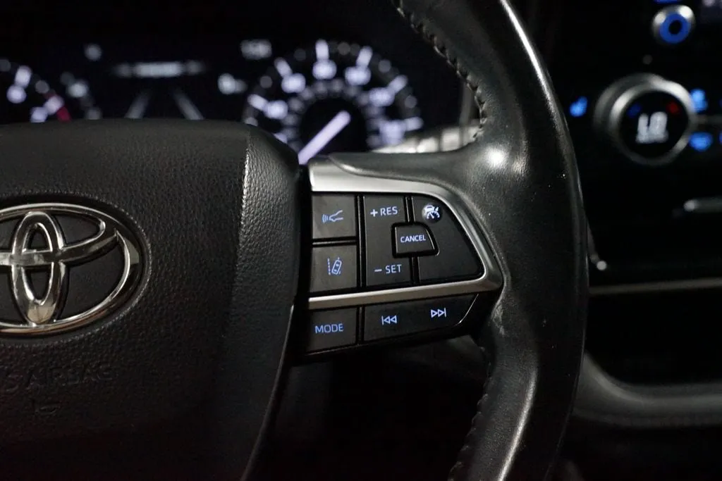 2021 Toyota Highlander XLE thumbnail 13