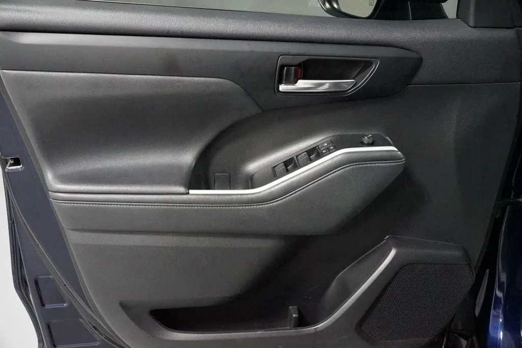 2021 Toyota Highlander XLE thumbnail 29