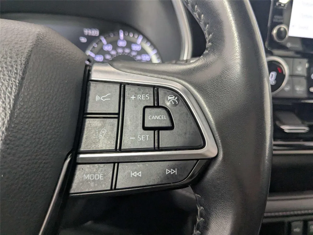 2021 TOYOTA HIGHLANDER XLE thumbnail 18