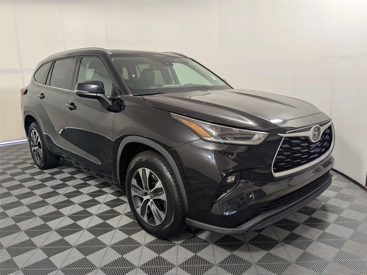 2021 TOYOTA HIGHLANDER XLE thumbnail 3