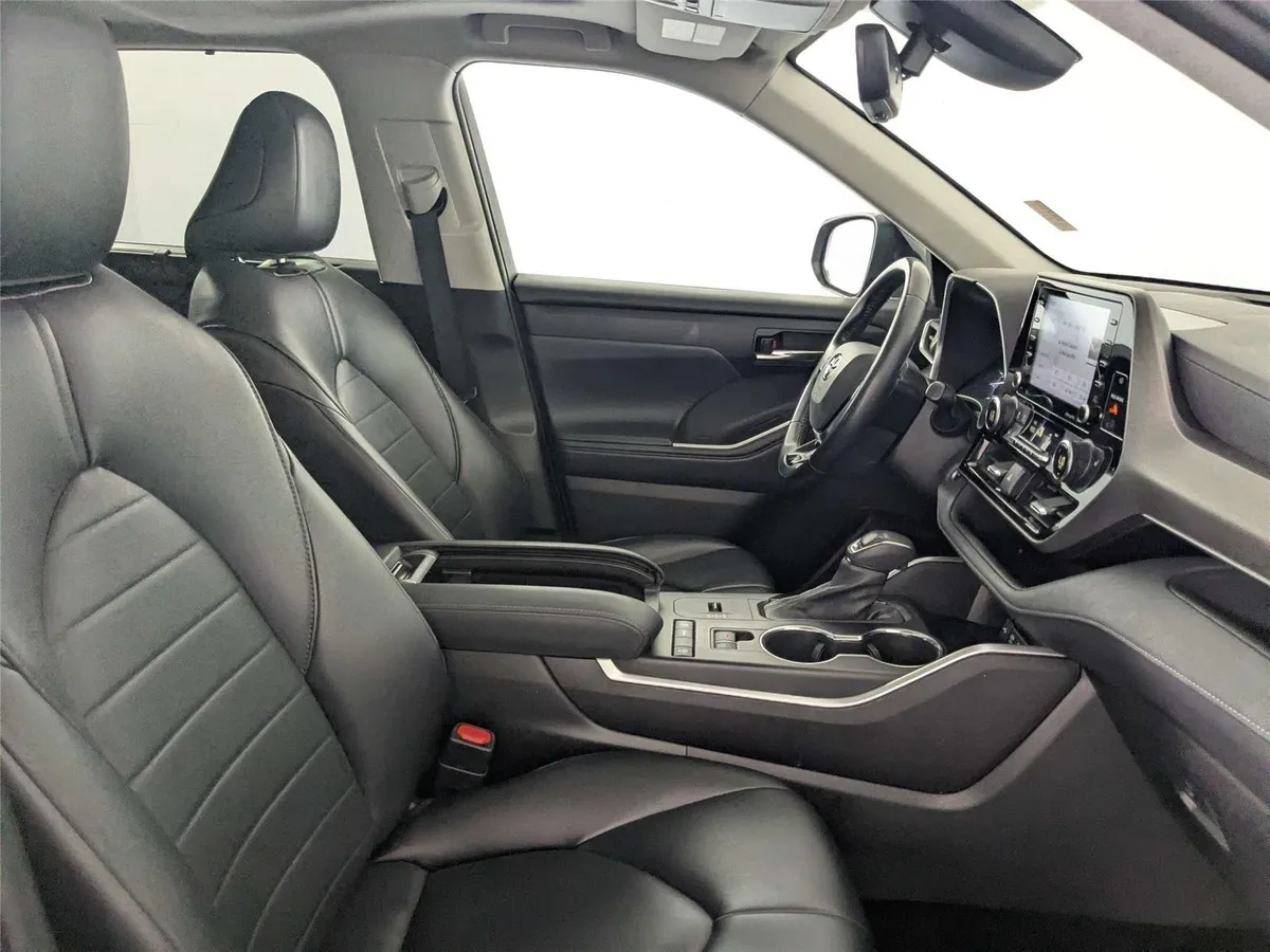 2021 TOYOTA HIGHLANDER XLE thumbnail 32