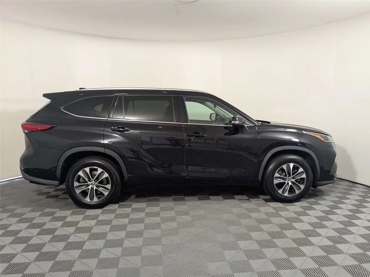 2021 TOYOTA HIGHLANDER XLE thumbnail 4