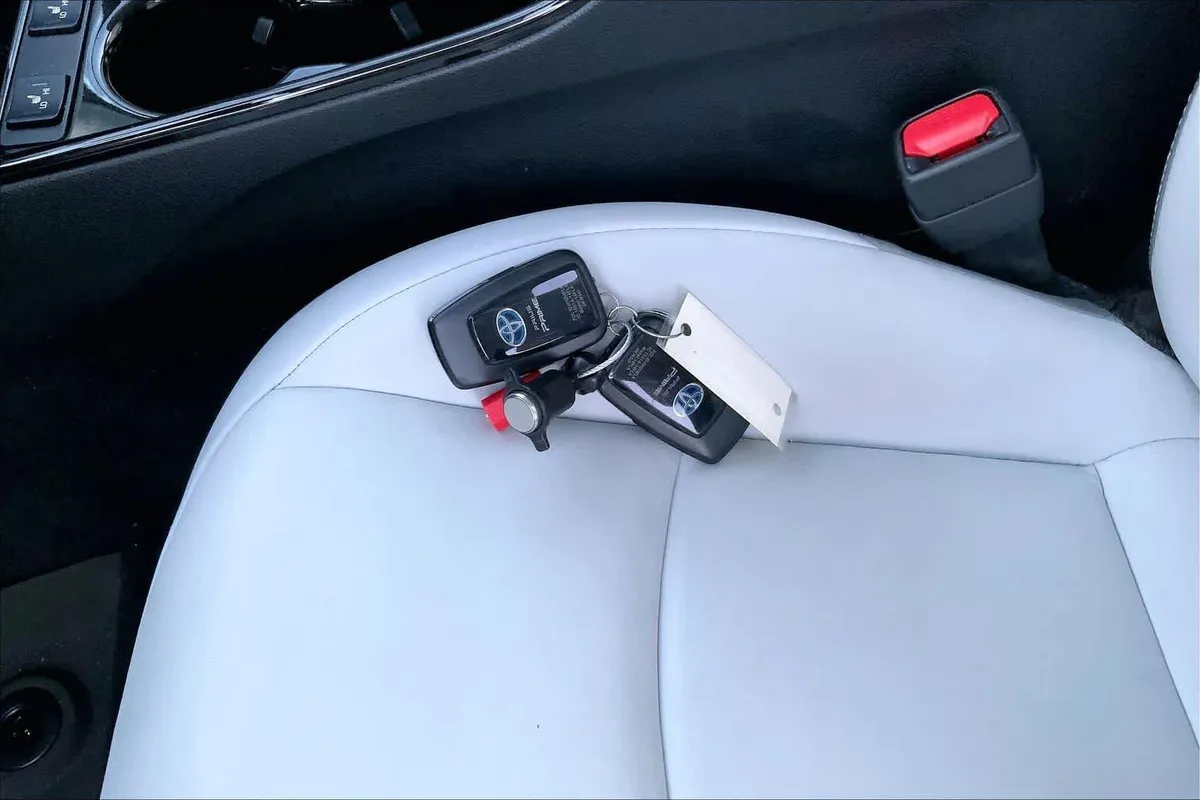 2021 Toyota Prius Prime XLE thumbnail 14